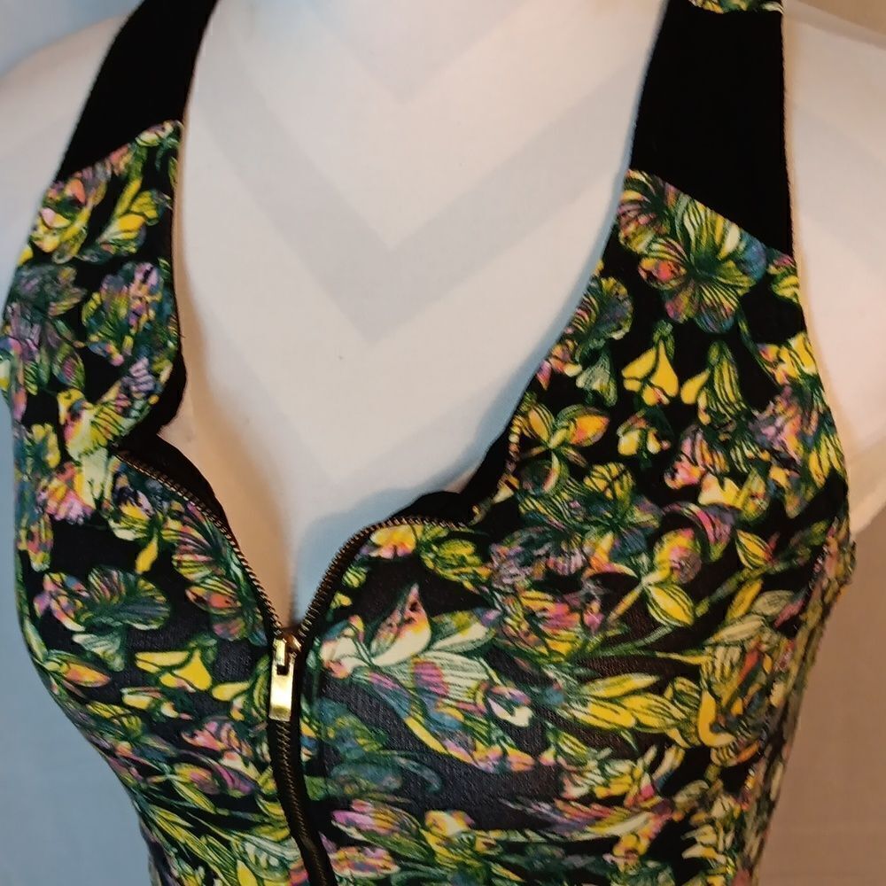 Ambar Cropped Racerback Tanktop - Picture 2 of 5
